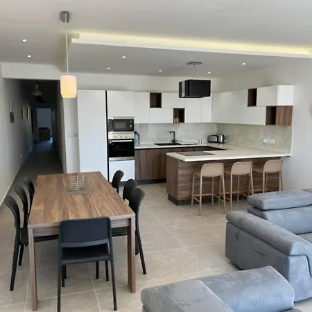 Lovely3bedroom With Garage By Homely شقة *