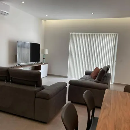 Апартаменты Lovely3bedroom With Garage By Homely